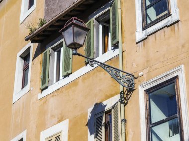 Roma, İtalya, 7 Mart 2017. Şehrin tarihi bir parçası olarak bir bina cephe dekorasyon güzel eski lamba bilir