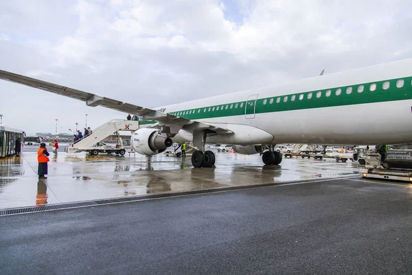 Rome Italy March 2018 Passengers Out Plane Ladder — Stock Photo, Image