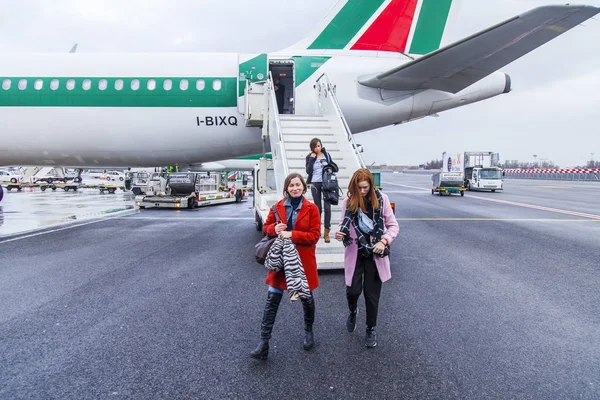 ローマ イタリア 2018 乗客は飛行機から梯子の上行く — ストック写真