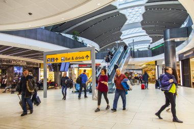 2 Mart 2018 tarihinde, Roma, İtalya. Fiumicino Uluslararası Havaalanı gidiş salonunda yolcular