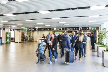 2 Mart 2018 tarihinde, Roma, İtalya. Fiumicino Uluslararası Havaalanı gidiş salonunda yolcular