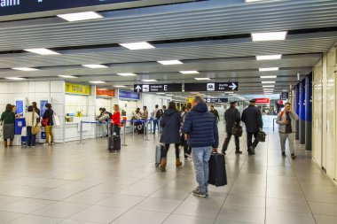 2 Mart 2018 tarihinde, Roma, İtalya. Fiumicino Uluslararası Havaalanı gidiş salonunda yolcular