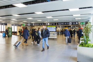2 Mart 2018 tarihinde, Roma, İtalya. Fiumicino Uluslararası Havaalanı gidiş salonunda yolcular