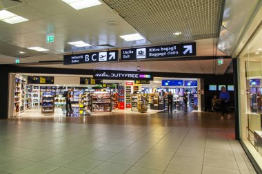 2 Mart 2018 tarihinde, Roma, İtalya. Fiumicino Uluslararası Havaalanı gidiş salonunda bir ticaret bölgesi Mağazalar