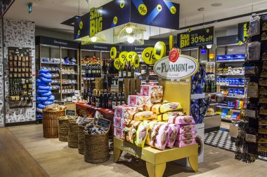 2 Mart 2018 tarihinde, Roma, İtalya. Güzel paket geleneksel İtalyan ürünleri ticaret bölgesi Fiumicino Uluslararası Havaalanı gidiş salonunda sunulur