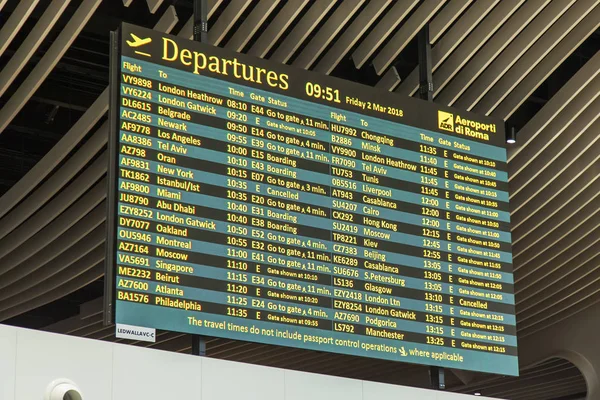 意大利 在2018年3月2日 航班时刻表是在国际机场的起飞大厅的电子板上提交的 — 图库照片