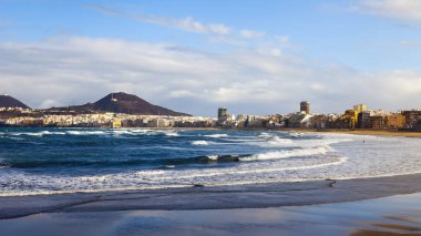 Las Palmas de Gran Canaria, İspanya, 6 Ocak 2018 üzerinde. Uzaktan bir sörf ada ve güzel dolgu hattı kış bilir