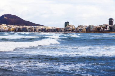 Las Palmas de Gran Canaria, İspanya, 6 Ocak 2018 üzerinde. Uzaktan bir sörf ada ve güzel dolgu hattı kış bilir