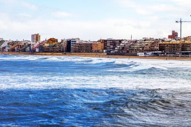 Las Palmas de Gran Canaria, İspanya, 6 Ocak 2018 üzerinde. Uzaktan bir sörf ada ve güzel dolgu hattı kış bilir