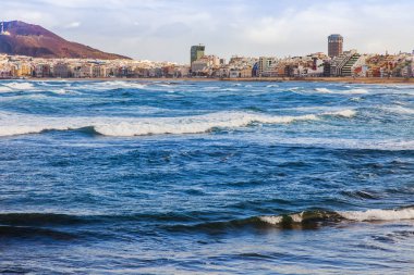 Las Palmas de Gran Canaria, İspanya, 6 Ocak 2018 üzerinde. Uzaktan bir sörf ada ve güzel dolgu hattı kış bilir