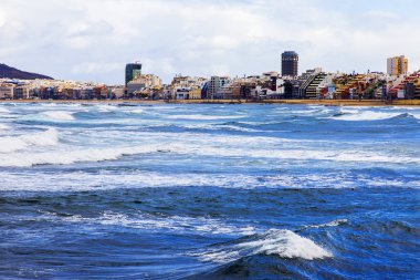 Las Palmas de Gran Canaria, İspanya, 6 Ocak 2018 üzerinde. Uzaktan bir sörf ada ve güzel dolgu hattı kış bilir
