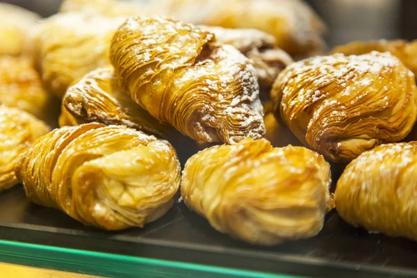 Dolci Rotoli Saporiti Sono Disposti Banco — Foto Stock