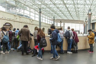 Roma, İtalya, 7 Mart 2017. İnsanlar bir gezi Vatikan Müzesi'nde başında bekliyoruz