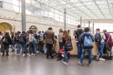 Roma, İtalya, 7 Mart 2017. İnsanlar bir gezi Vatikan Müzesi'nde başında bekliyoruz