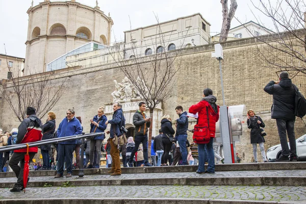 意大利 在2017年3月7日 人们站在梵蒂冈博物馆入口处的队列中 — 图库照片