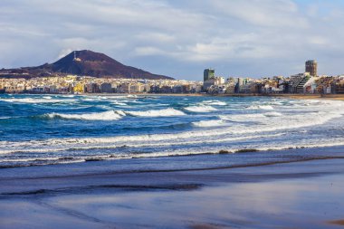 Las Palmas de Gran Canaria, İspanya, 6 Ocak 2018 üzerinde. Uzaktan bir sörf ada ve güzel dolgu hattı kış bilir
