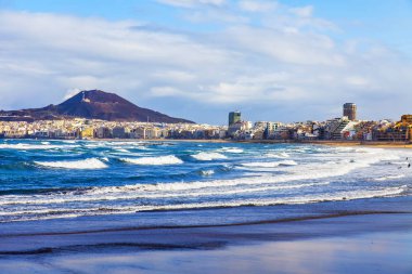 Las Palmas de Gran Canaria, İspanya, 6 Ocak 2018 üzerinde. Uzaktan bir sörf ada ve güzel dolgu hattı kış bilir