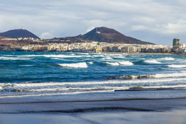 Las Palmas de Gran Canaria, İspanya, 6 Ocak 2018 üzerinde. Uzaktan bir sörf ada ve güzel dolgu hattı kış bilir