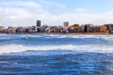 Las Palmas de Gran Canaria, İspanya, 6 Ocak 2018 üzerinde. Uzaktan bir sörf ada ve güzel dolgu hattı kış bilir