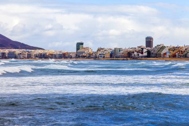 Las Palmas de Gran Canaria, İspanya, 6 Ocak 2018 üzerinde. Uzaktan bir sörf ada ve güzel dolgu hattı kış bilir