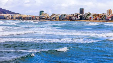 Las Palmas de Gran Canaria, İspanya, 6 Ocak 2018 üzerinde. Uzaktan bir sörf ada ve güzel dolgu hattı kış bilir