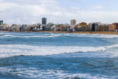 Las Palmas de Gran Canaria, İspanya, 6 Ocak 2018 üzerinde. Uzaktan bir sörf ada ve güzel dolgu hattı kış bilir