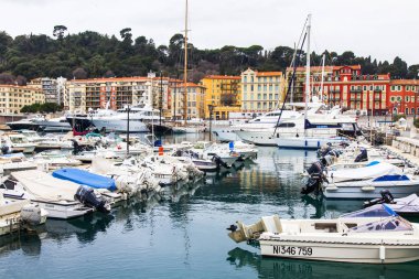 Güzel, Fransa, üzerinde 10 Mart 2018. Çeşitli Yatlar eski şehir liman limanda palamarla