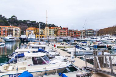 Güzel, Fransa, üzerinde 10 Mart 2018. Çeşitli Yatlar eski şehir liman limanda palamarla