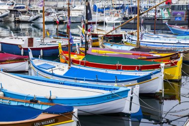 Güzel, Fransa, üzerinde 10 Mart 2018. Çeşitli çok renkli tekneler eski şehir liman limanda palamarla