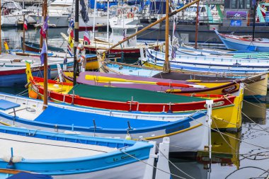 Güzel, Fransa, üzerinde 10 Mart 2018. Çeşitli çok renkli tekneler eski şehir liman limanda palamarla