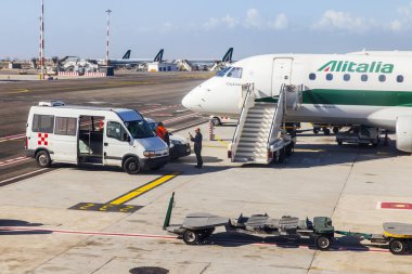 2 Mart 2018 tarihinde, Roma, İtalya. Uçaklar uluslararası havaalanında Fiumicino ön kontrol eğitimden. 
