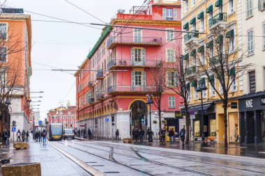 Güzel, Fransa, üzerinde 10 Mart 2018. Asıl caddesi olan Avenue Jean Médecin yağmurlu havalarda ıslak