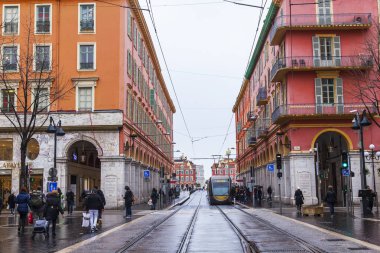 Güzel, Fransa, üzerinde 10 Mart 2018. Asıl caddesi olan Avenue Jean Médecin yağmurlu havalarda ıslak