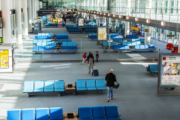 Marseille França Março 2018 Passageiros Esperam Voo Sala Embarques Aeroporto — Fotografia de Stock