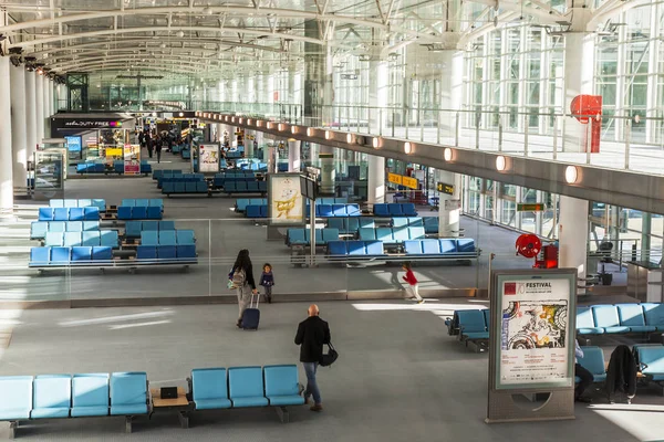 Marsilya Fransa Mart 2018 Yolcular Uçuş Embarkations Havaalanı Salonunda Bekliyoruz — Stok fotoğraf