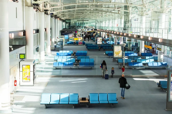 マルセイユ フランス 2018 乗客が空港の Embarkations のホールでフライトを期待します — ストック写真