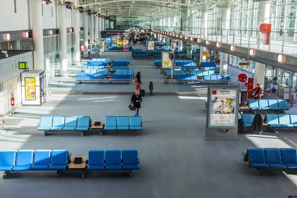 マルセイユ フランス 2018 乗客が空港の Embarkations のホールでフライトを期待します — ストック写真