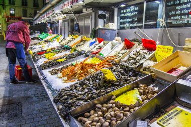 Marsilya, Fransa, Mart 'ta 2, 2018. Deniz ürünleri akşamları sokak balık pazarında satışa mevcuttur 