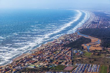 Bir sörf ve şehrin büyük yükseklikte uçan uçak penceresinden sahil üzerinde çizgi görünümü