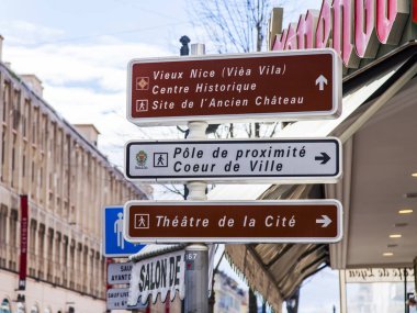 Güzel, Fransa, 6 Mart 2018. Tablo adları şehir manzaraları ile onlara yön göstermek