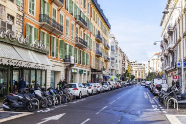 Nice, Fransa, 6 Mart 2018. Provence tarzında tipik binalar şehir merkezindeki caddenin çekici bir mimari kompleksi oluşturur