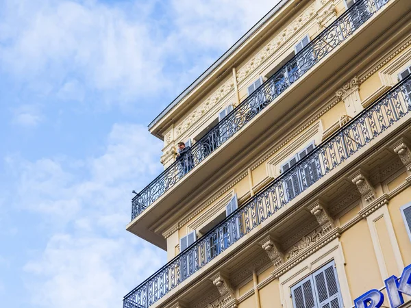 Nice Frankrijk Maart 2018 Zon Brandt Gevel Van Een Gebouw — Stockfoto