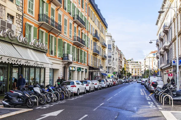 Nice, Fransa, 6 Mart 2018. Provence tarzında tipik binalar şehir merkezindeki caddenin çekici bir mimari kompleksi oluşturur