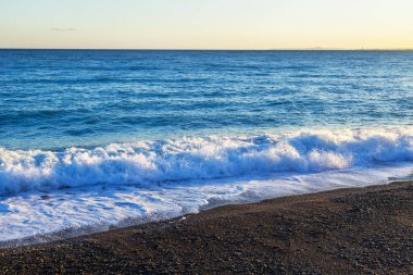 Bir Körfezi sahilinde pitoresk sörf