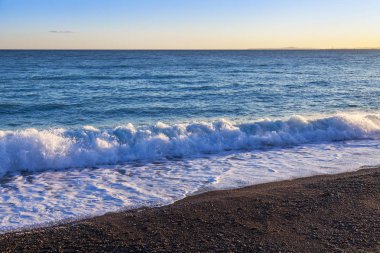 Bir Körfezi sahilinde pitoresk sörf
