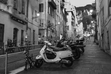 Güzel, Fransa, 6 Mart 2018. Eski şehrin otantik binalar gece yangınları ile aydınlatılmış 