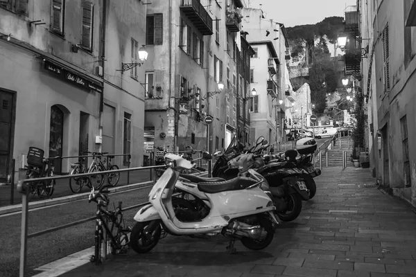 Güzel, Fransa, 6 Mart 2018. Eski şehrin otantik binalar gece yangınları ile aydınlatılmış 