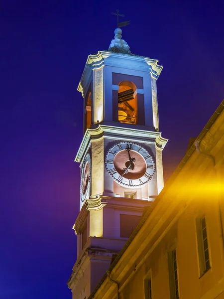 在2018年3月6日 旧城钟楼上有夜火照明 — 图库照片