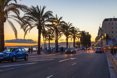 Güzel, Fransa, üzerinde 10 Mart 2018. Tarihsel Promenade des Anglais, en güzel bir görünümü ile günbatımı güneş yaktı bir desen