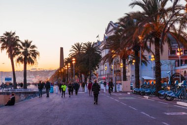 Güzel, Fransa, üzerinde 10 Mart 2018. Tarihsel Promenade des Anglais, en güzel bir görünümü ile günbatımı güneş yaktı bir desen
